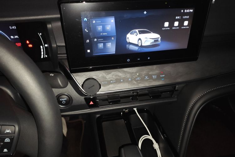 丰田 凯美瑞 2024款 双擎 2.0HE 精英版中控内饰16