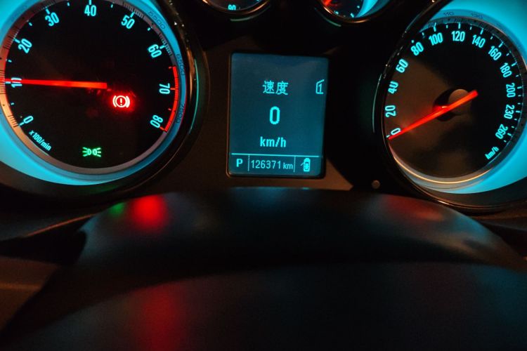 别克 君威 2012款 2.0L 舒适版中控内饰15