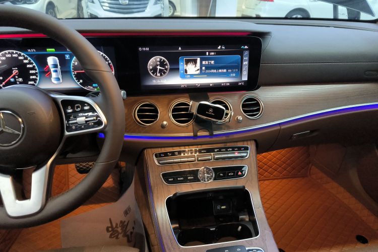 奔驰E级 2020款 改款 E 260 L中控内饰16