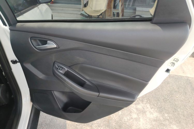 福特 福克斯 2017款 两厢 1.6L 手动风尚型智行版中控内饰7006