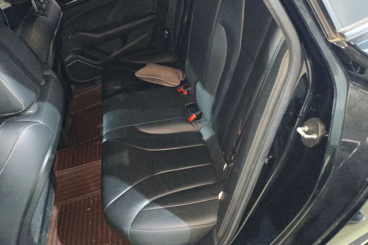 红旗H5 2018款 30TD 型动版中控内饰21