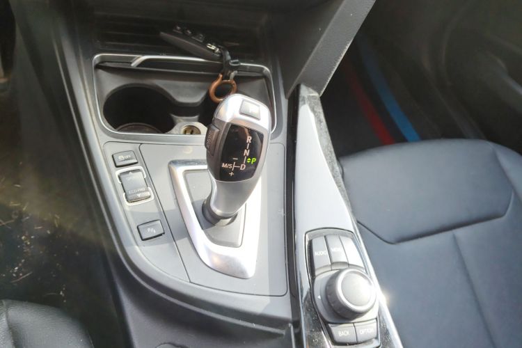 宝马3系 2016款 316i 时尚型中控内饰18