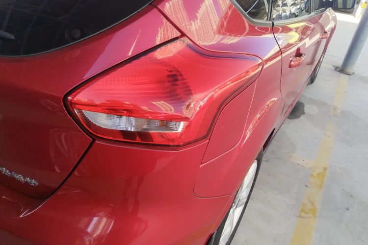 福特 福克斯 2015款 两厢 1.6L 自动舒适型车身外观9