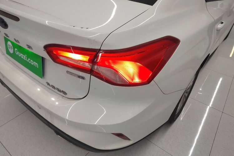 福特 福克斯 2021款 三厢 EcoBoost 180 自动锋潮型车身外观9