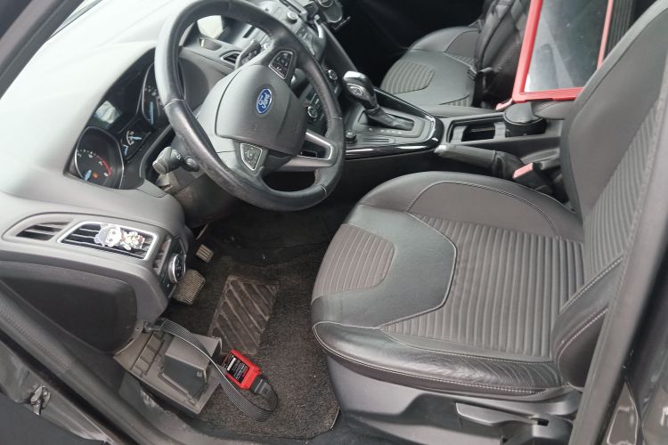 福特 福克斯 2015款 三厢 1.6L 自动风尚型局部细节19