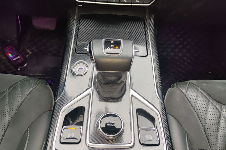 红旗HS5 2022款 2.0T 智联旗享四驱版中控内饰18