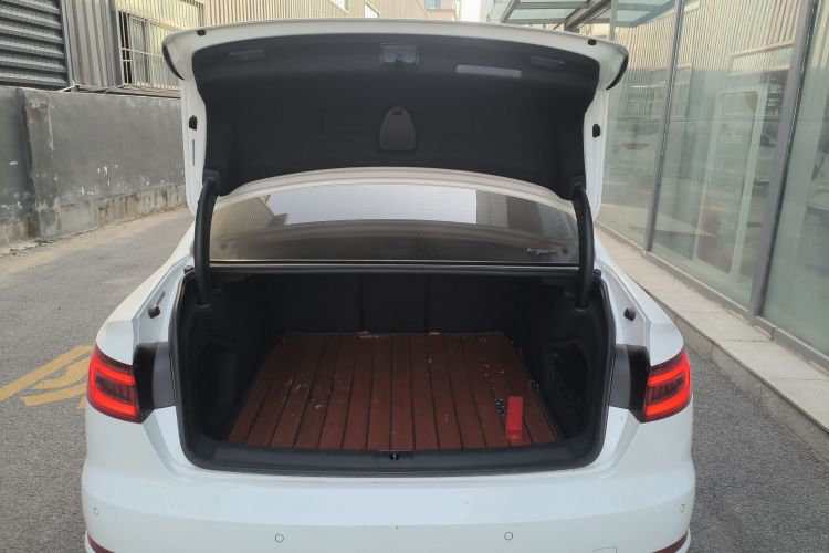 奥迪A4L 2019款 40 TFSI 进取型 国VI机舱底盘23