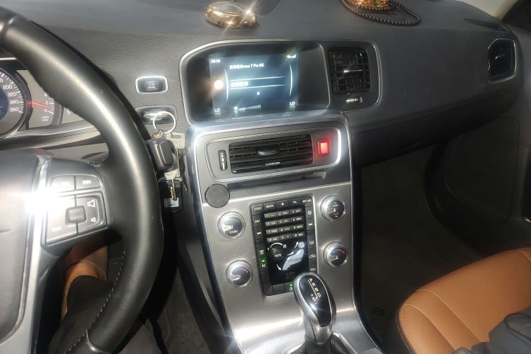 沃尔沃S60 2017款 S60L T3 智进版中控内饰16