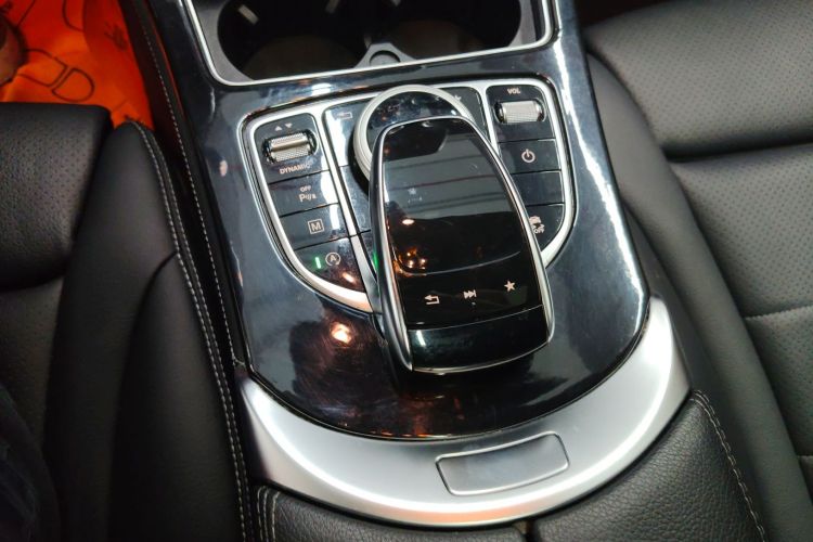 奔驰GLC轿跑 2017款 GLC 200 4MATIC 轿跑SUV中控内饰18