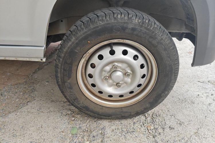 五菱汽车 五菱之光 2015款 1.2L 标准型LSI车身外观10