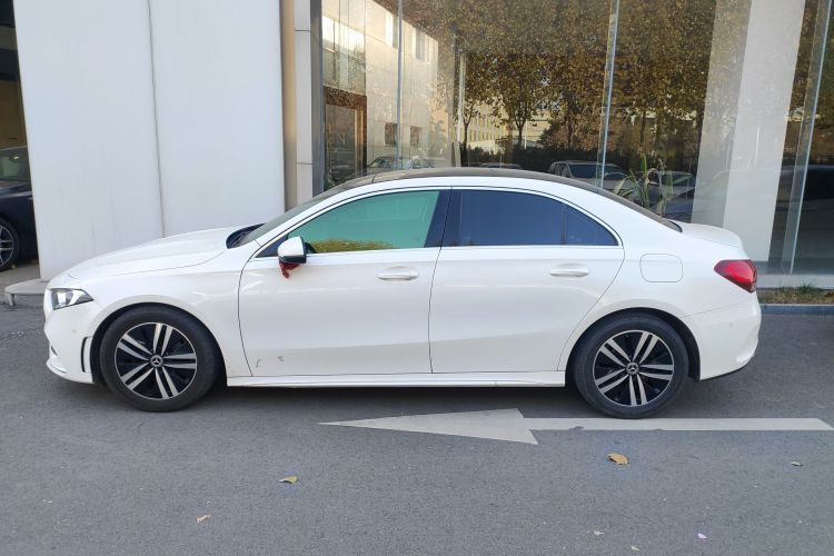 奔驰A级 2020款 A 180 L 运动轿车车身外观4