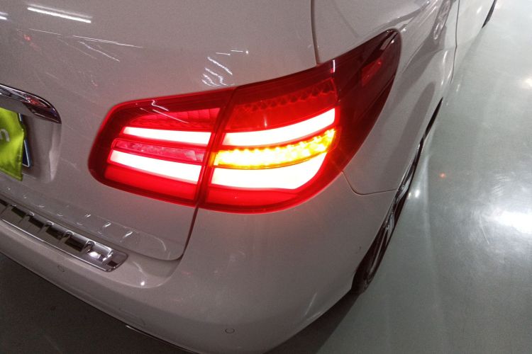 奔驰B级 2018款 B 200 时尚型车身外观9