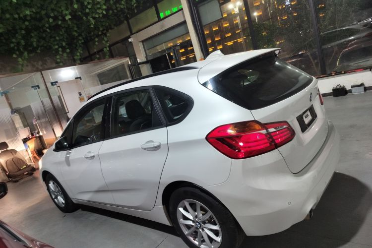 宝马2系旅行车 2018款 218i 时尚型车身外观4