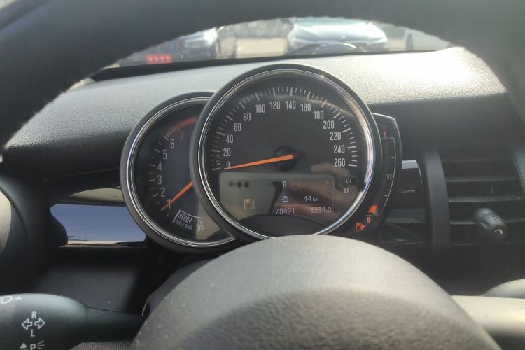 MINI 2018款 1.5T COOPER 经典派 五门版中控内饰14