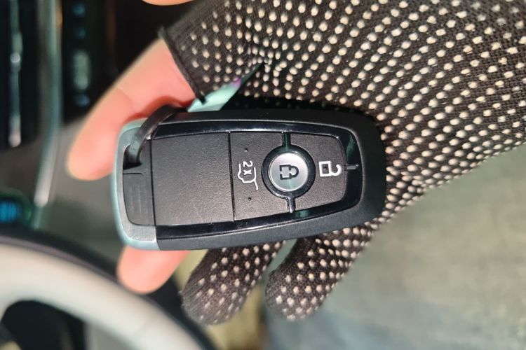 福特 探险者 2023款  EcoBoost 285 四驱赤金版 6座中控内饰7001