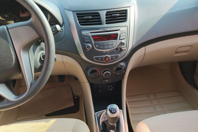 现代 瑞纳 2014款 1.4L 手动智能型GLS中控内饰16