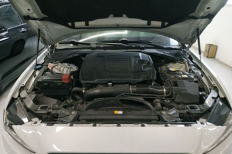 捷豹XE 2018款 2.0T 300PS 四驱R-Sport运动版机舱底盘24