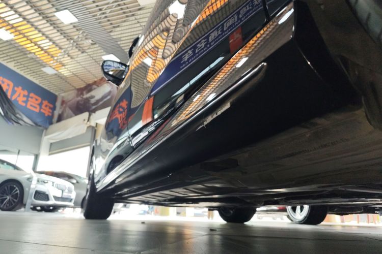 奔驰E级 2019款 改款 E 300 L 运动时尚型局部细节9002