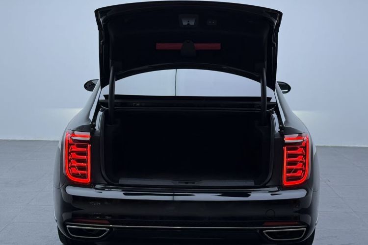 红旗H9 2023款 2.0T 智联旗享版机舱底盘23