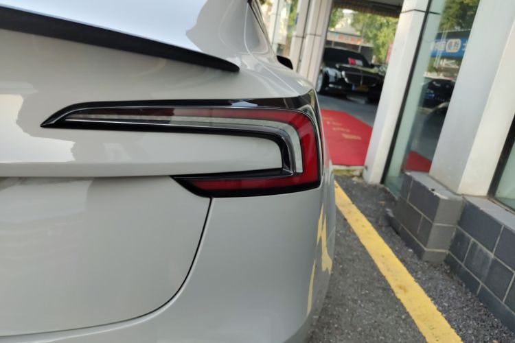 特斯拉 Model 3 2023款 长续航全轮驱动版车身外观9