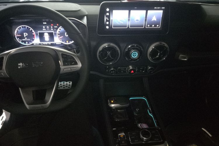 北京BJ40 2023款 2.0T 自动四驱城市猎人版侠客型中控内饰7002