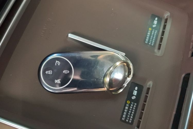 鸿蒙智行 问界M9 2024款 增程 Max版 42kWh 5座版中控内饰7001