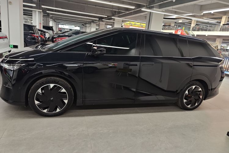 小鹏X9 2024款 702超长续航Pro车身外观4