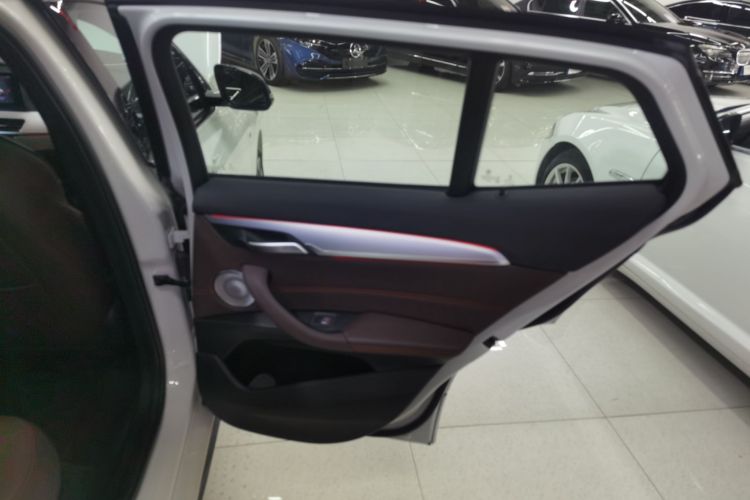 宝马X2 2021款 改款 sDrive25i 曜夜版中控内饰45