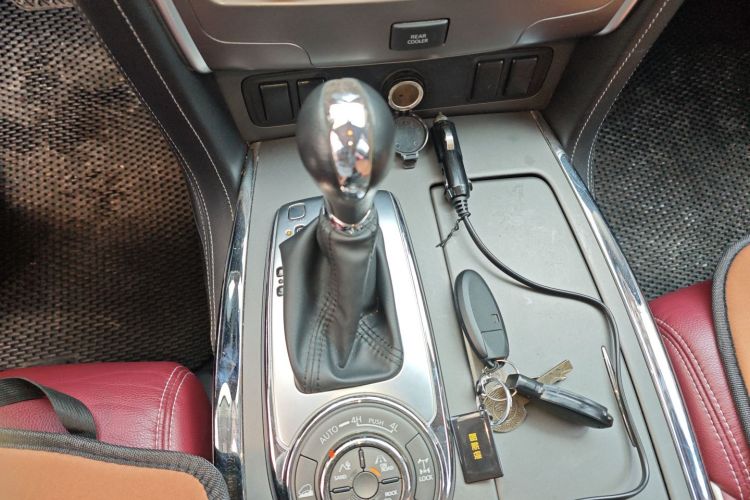 日产 途乐 2018款 4.0L 领英型中控内饰18