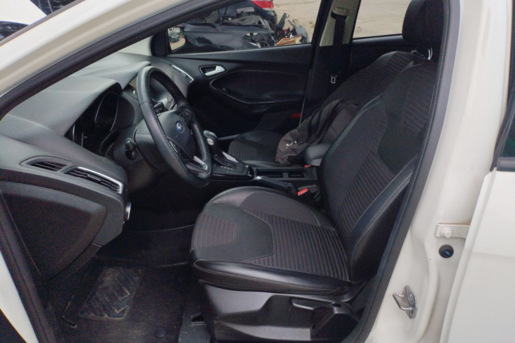 福特 福克斯 2015款 三厢 1.6L 自动风尚型局部细节19