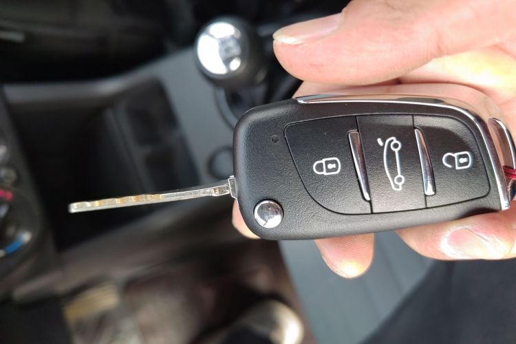 铃木 雨燕 2014款 1.3L 手动标准型中控内饰11