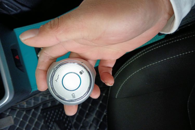 哪吒汽车 哪吒V 2021款 标准续航娱乐版升级型中控内饰11