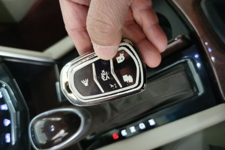 凯迪拉克XTS 2017款 28T 精英型中控内饰11