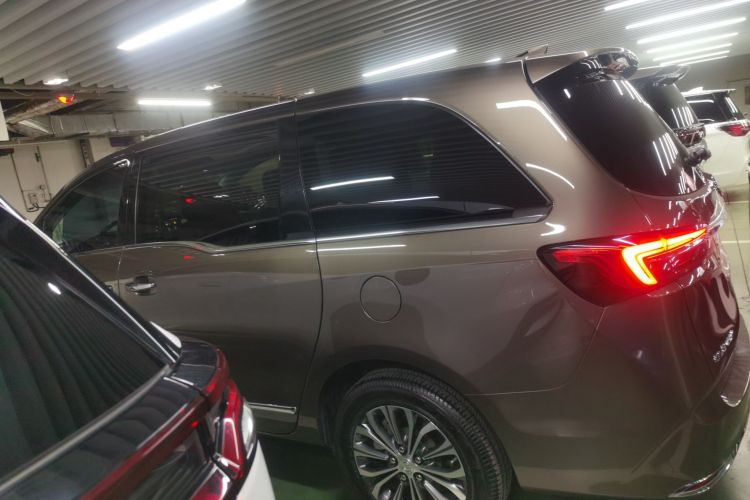 别克GL8 2021款 陆上公务舱 652T 豪华型车身外观4