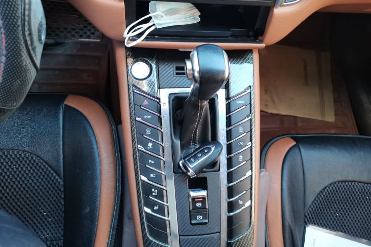 众泰SR9 2017款 2.0T 自动极致之梦版中控内饰18