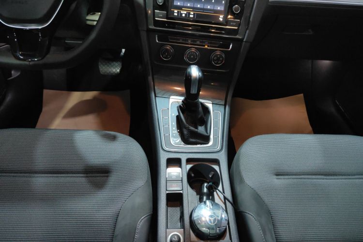 大众 高尔夫 2018款 230TSI 自动舒适型中控内饰18