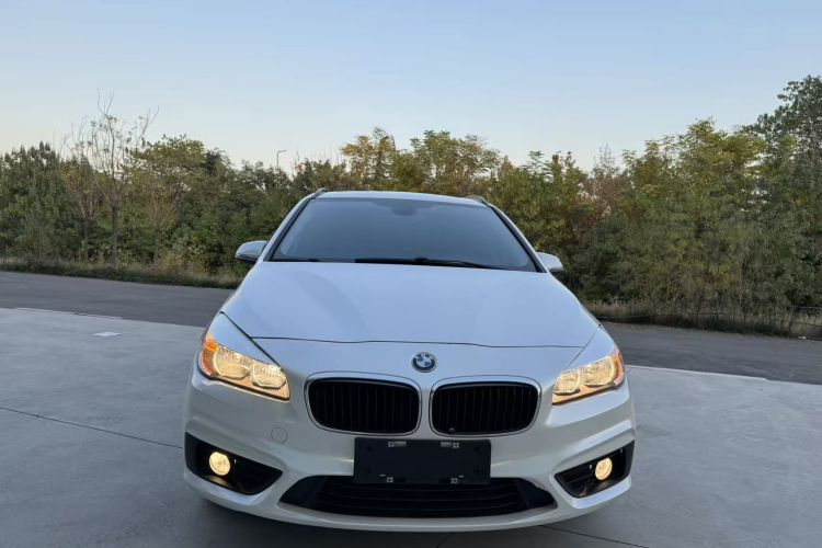 宝马2系旅行车 2016款 218i 时尚型车身外观2