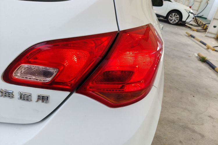 别克 英朗 2014款 XT 1.6L 自动时尚版车身外观9