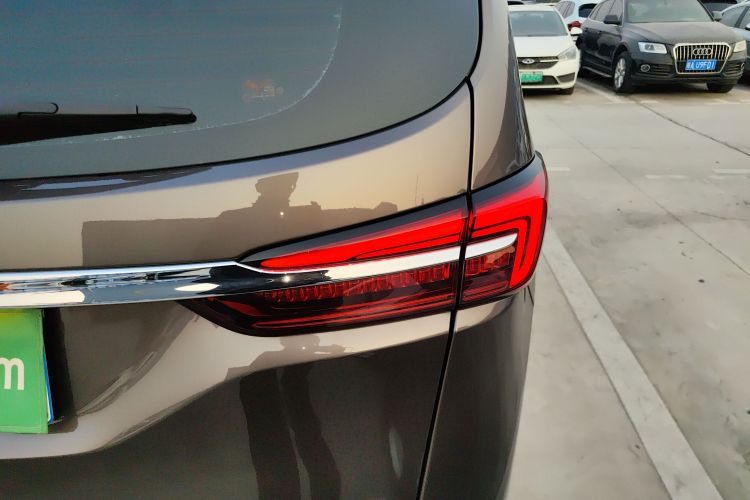 别克GL8 2023款 陆上公务舱 舒适型车身外观9