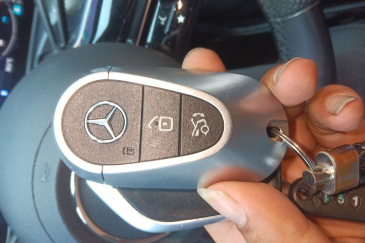 奔驰C级 2023款 C 260 L 运动版中控内饰11