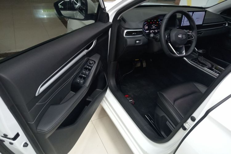 吉利汽车 帝豪 2025款 第4代 1.5L CVT尊贵型中控内饰7003