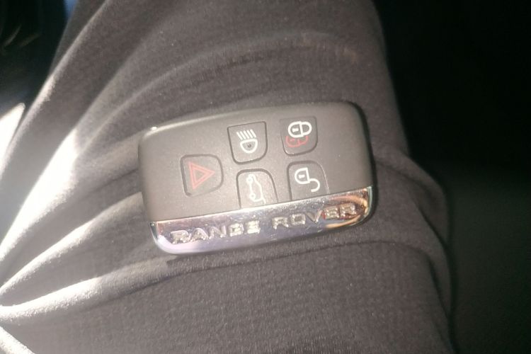 路虎 揽胜星脉 2020款 P250 R-DYNAMIC S中控内饰7001