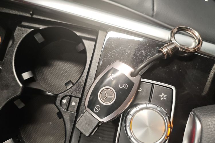 奔驰E级 2015款 E 260 L 运动豪华型中控内饰7001