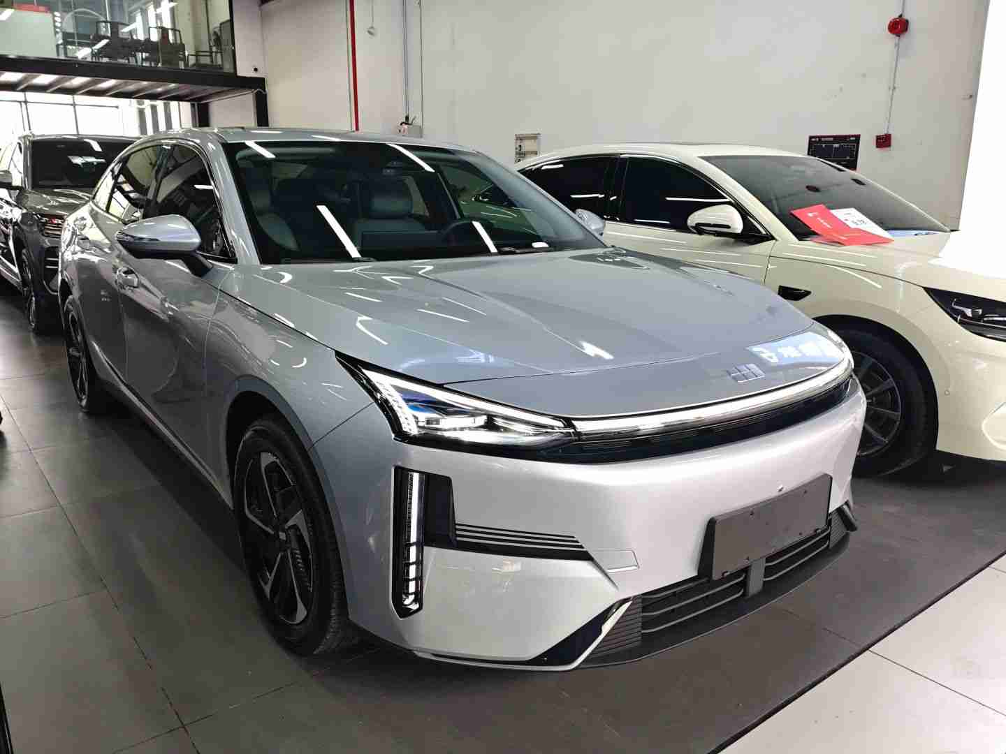 车辆右前45度角外观展示