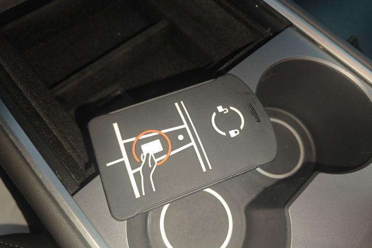 特斯拉 Model Y 2024款 后轮驱动版中控内饰7001