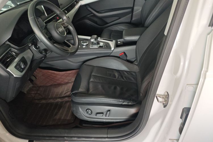 奥迪A4L 2018款 30周年年型 40 TFSI 时尚型中控内饰19