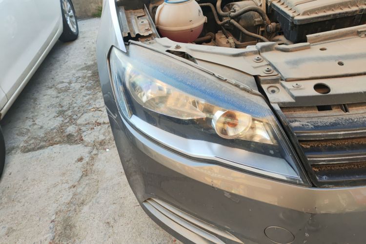 大众 捷达 2013款 1.6L 手动时尚型车身外观8