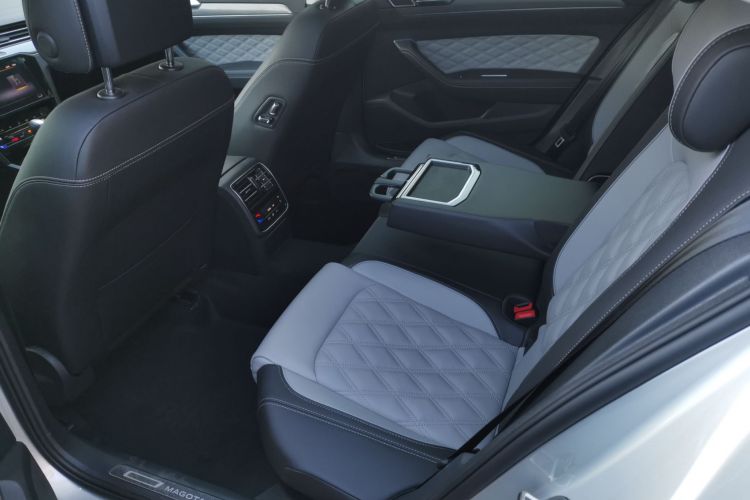 大众 迈腾 2023款 200万辆纪念版 330TSI DSG领先型中控内饰21