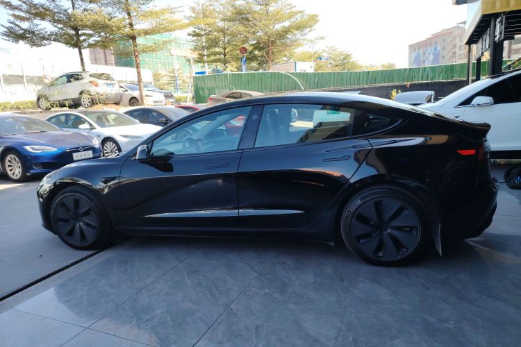 特斯拉 Model 3 2023款 长续航全轮驱动版车身外观4