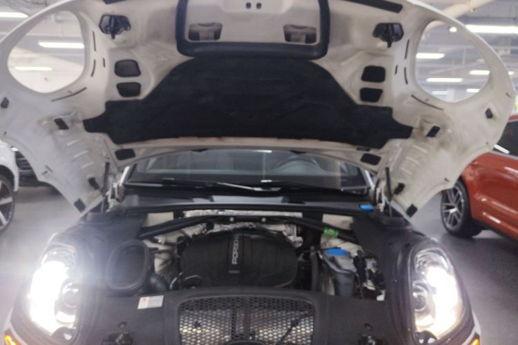 保时捷 2017款  Macan 2.0T机舱底盘24